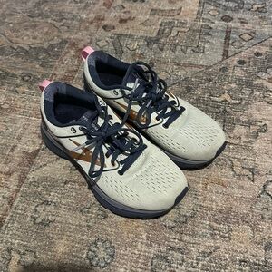 BROOKS WMNS TRANSMIT 3 RUNNING SHOES